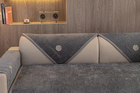 Capa de Sofá Luxuosa em Chenille Bordado, Moderna, Antiderrapante e Versátil.